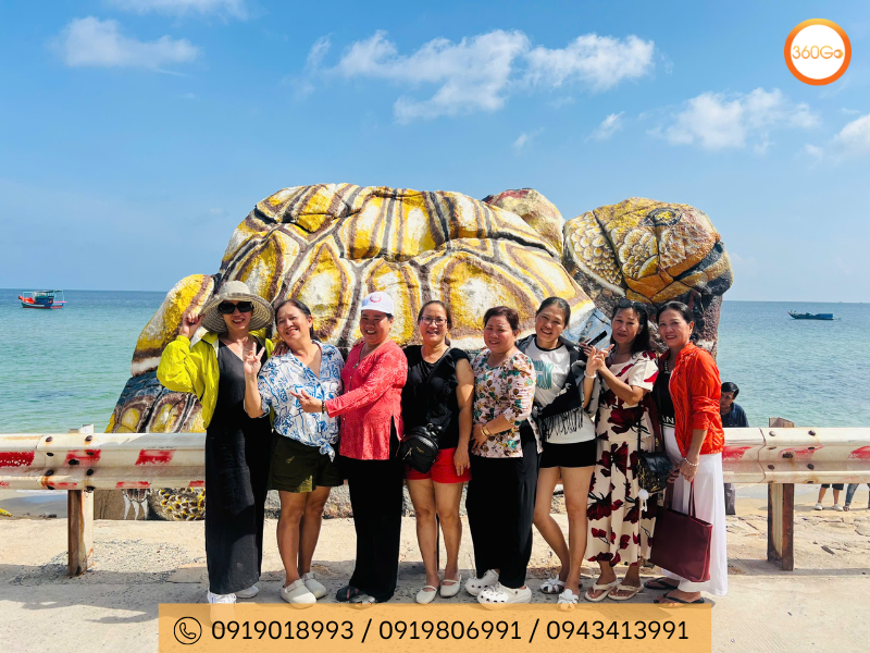 Du khách 360Go check in tại rùa đá - Du lịch 360Go 